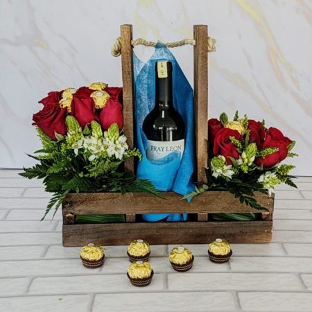 Caja Porta Vino de madera café + Rosas + Chocolate Ferrero
