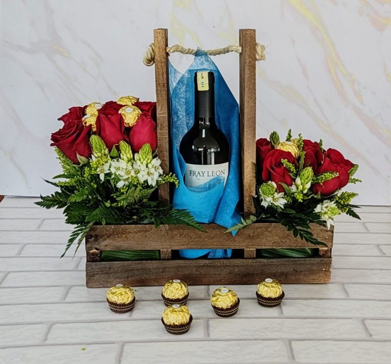 Caja Porta Vino de madera café + Rosas + Chocolate Ferrero