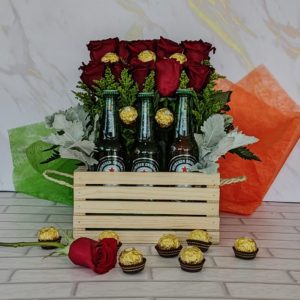 Caja rústica madera + Rosas +Cervezas Botella HEINEKEN y Chocolate Ferrero