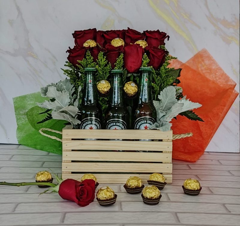 Caja rústica madera + Rosas +Cervezas Botella HEINEKEN y Chocolate Ferrero