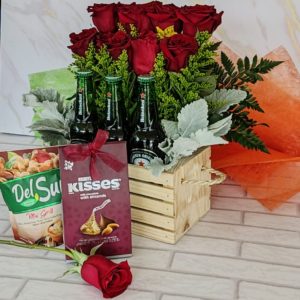 Caja rústica madera + Rosas +Cervezas Botella +Chocolates Kisses + frutos secos