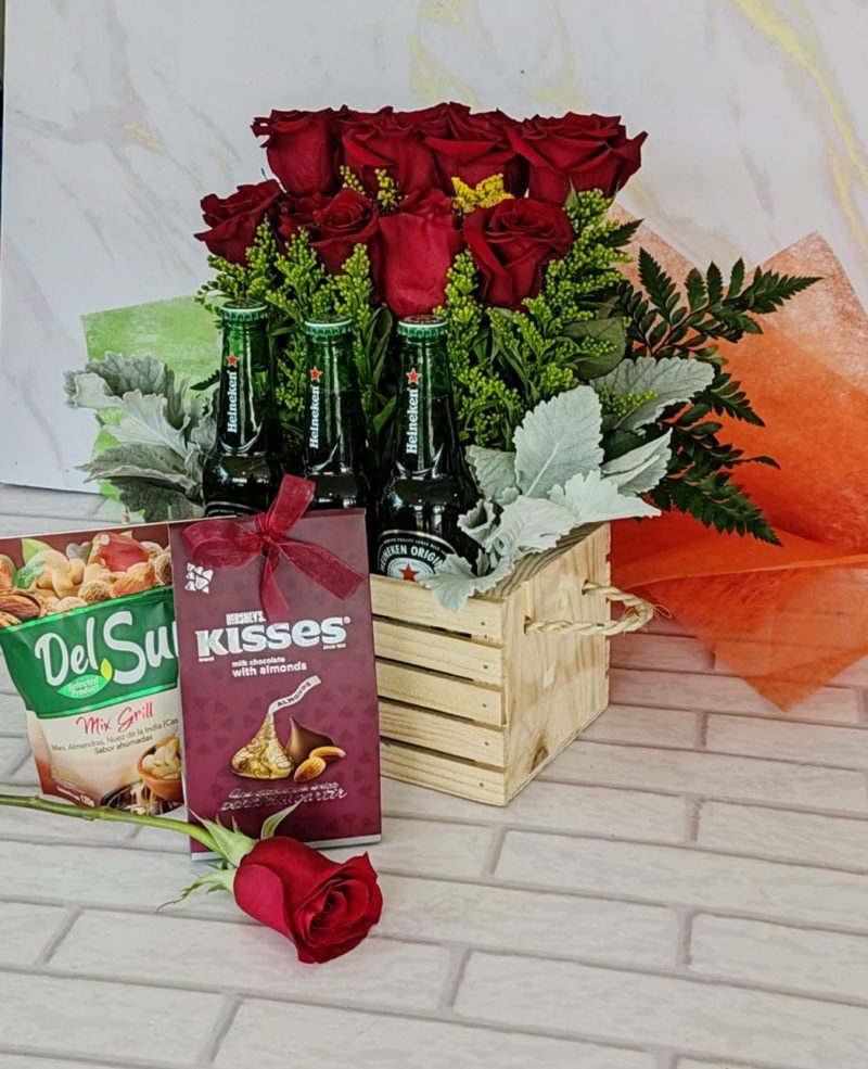 Caja rústica madera + Rosas +Cervezas Botella +Chocolates Kisses + frutos secos