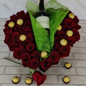 Caja Corazón Grande + Rosas + Vino +Chocolates Ferrero