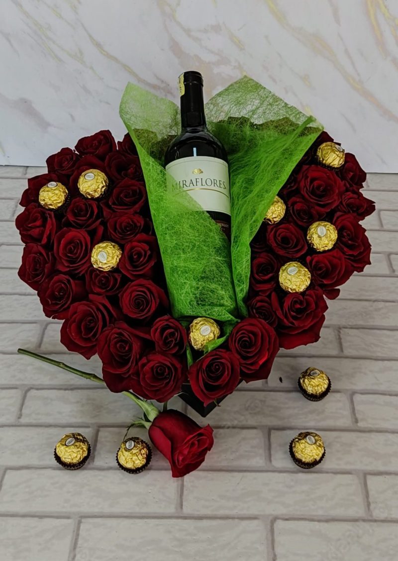 Caja Corazón Grande + Rosas + Vino +Chocolates Ferrero