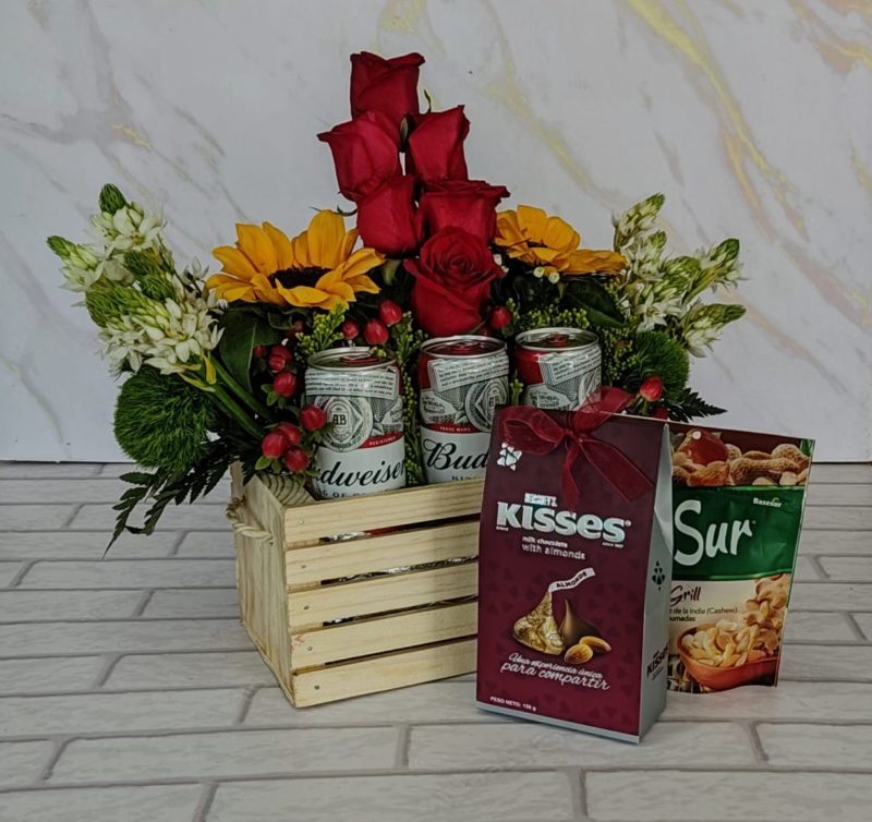 Caja rústica con cerveza lata HEINEKEN / BUDWEISER y Chocolates Kisses y frutos secos