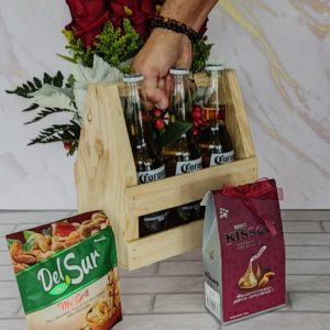 Caja rústica porta sixpack con cerveza CORONA + Choclolates Kisses y frutos secos