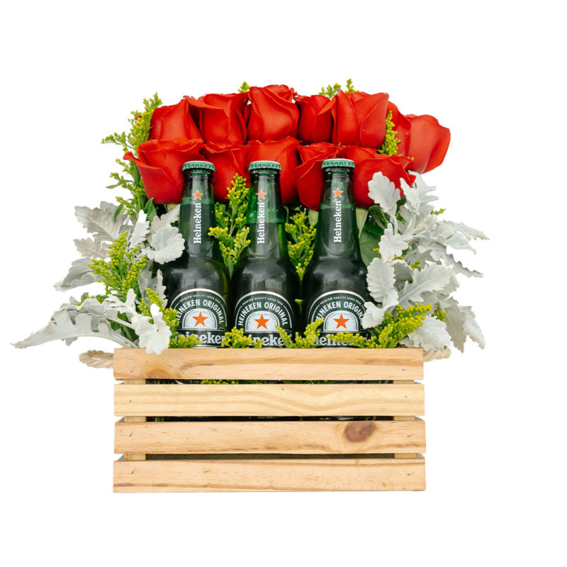 Arreglo con Rosas, Senecio y Botellas de Cerveza